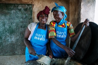 Volunteer cooks in Malawi